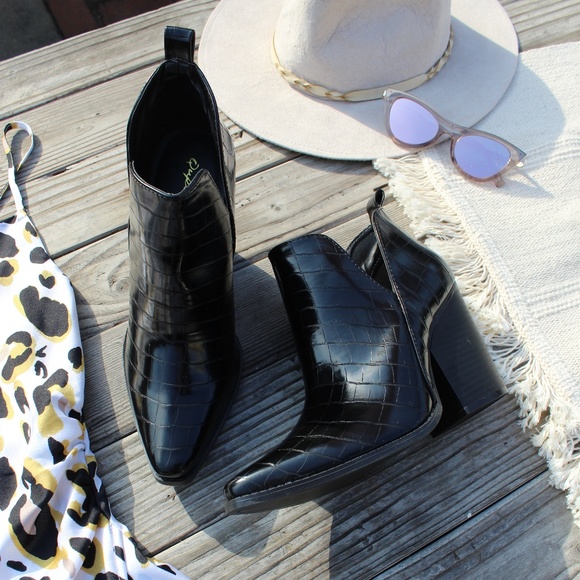 🚨//Coachella Collection// Black Croco Bootie - Picture 7 of 8